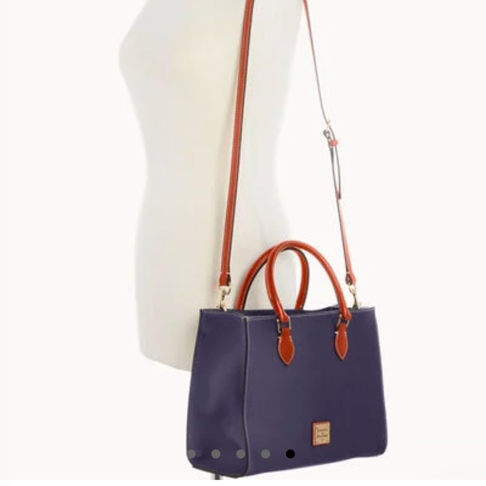 Gorgeous Slightly used Dooney & Bourke Pebble Grain Janinie in Midnight Blue